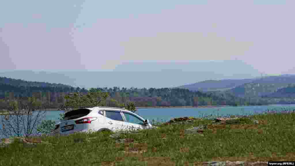 Кто-то припарковался на глыбе пермских известняков, которая является памятником природы местного значения. На дальнем плане – Чатыр-Даг, с которого совсем недавно сошли снега