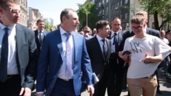 Зеленський прийшов в Адміністрацію президента пішки. А щодня ходитиме? – відео Зеленський прийшов в Адміністрацію президента пішки. А щодня ходитиме? – відео