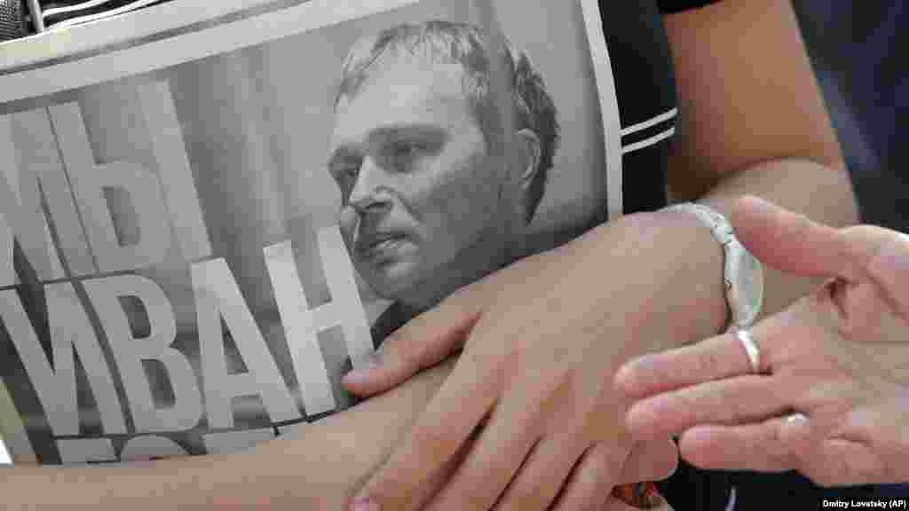 Журналиста-расследователя Ивана Голунова задержали 6 июня в Москве, обвинив в распространении наркотиков. Позже его отправили под домашний арест, заявив, что в его рюкзаке и в квартире нашли наркотические вещества. После волны протестов журналиста освободили от ответственности в связи с недоказанностью его вины, а дело в отношении него закрыли. Но инициаторы шествия отменять запланированный марш не стали. Люди, которые вышли 12 июня на улицы Москвы, требуют расследования других сфабрикованных уголовных дел, реформы статьи 228 (распространение наркотиков) и освобождения невиновных