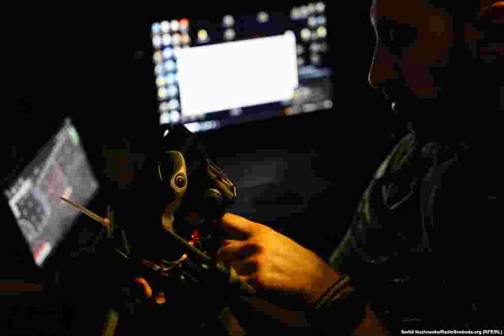 Тут же, на місці, хлопці ремонтують дрони – роблять все, що можна зробити у польових умовах