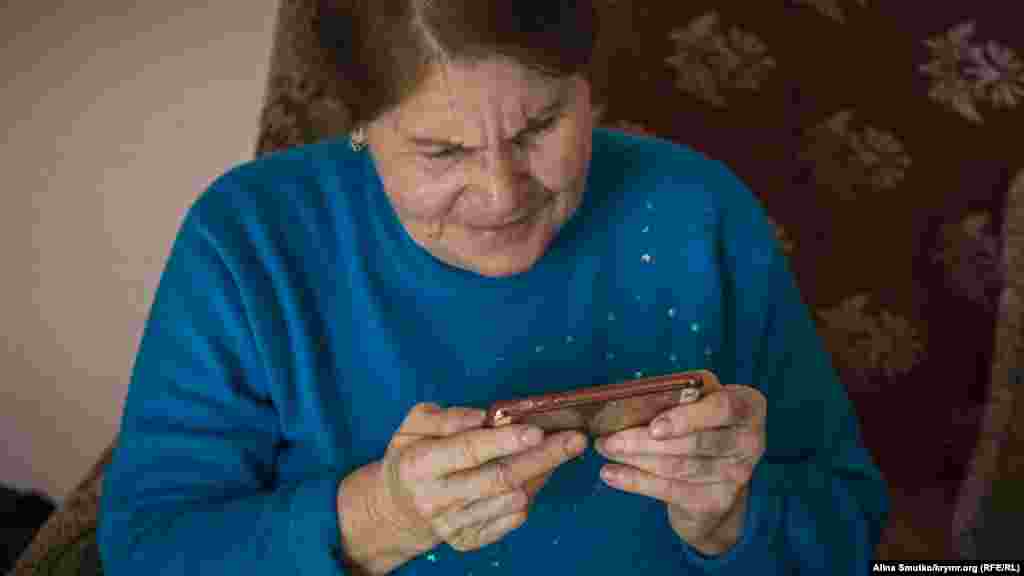 Мать Эмир-Усеина Мунира Абдураимова смотрит видео из коридора суда, где ее внуки рассказывают, как скучают за «бабашкой»