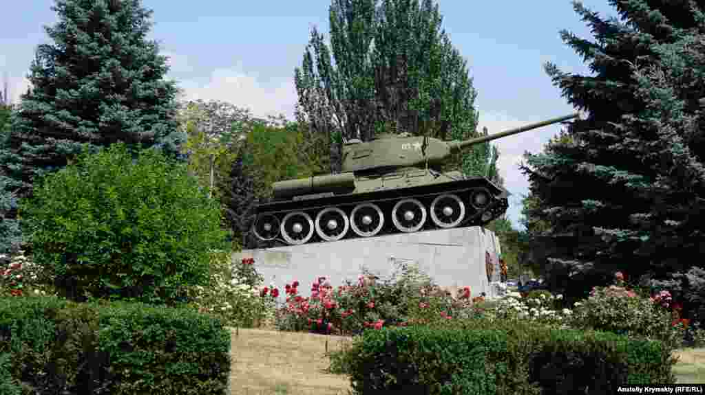 Легендарная «тридцатичетверка» на въезде в город со стороны Каховки