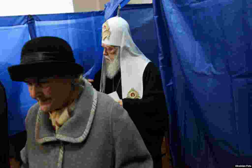 Патриарх Украинской православной церкви Киевского патриархата Филарет проголосовал на парламентских выборах в Киеве