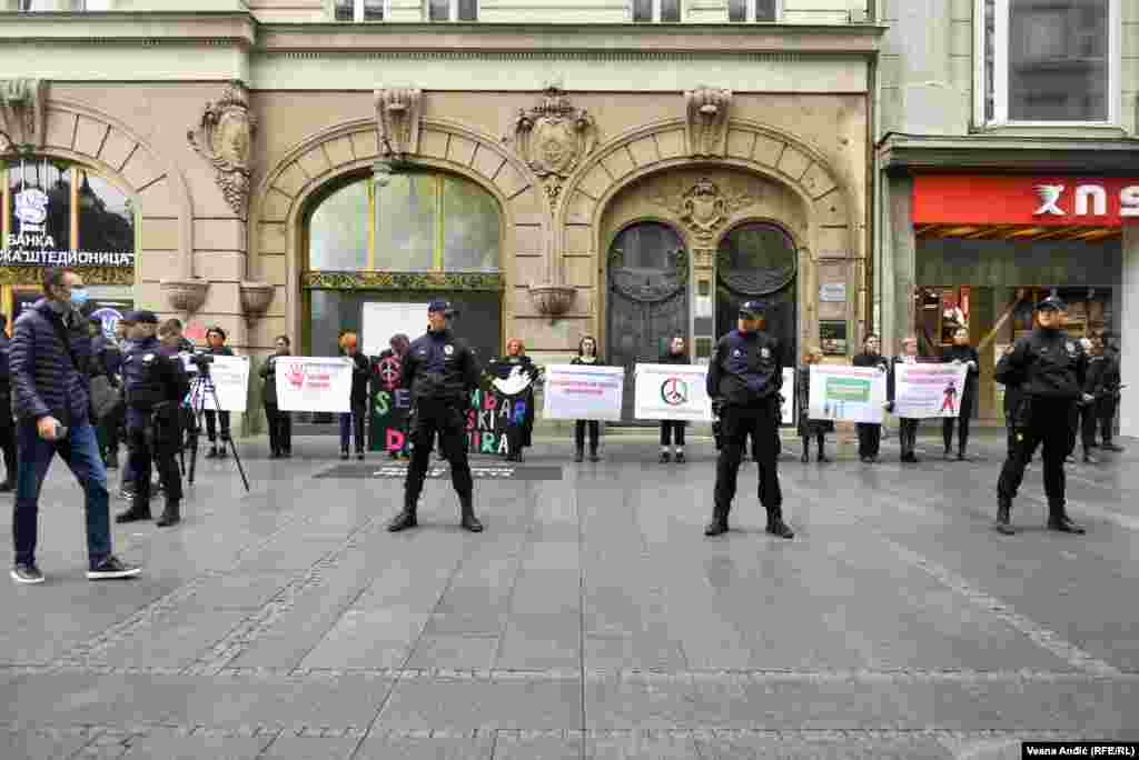 Protest je održan uz prisustvo policije koja je tokom protesta okružila aktivistkinje i aktiviste.   