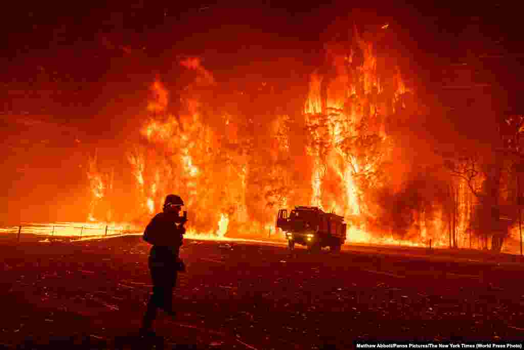 Пожежники намагаються контролювати полум’я в палаючому будинку, оскільки воно загрожує об'єктам, що поблизу, біля озера Конйола, Новий Південний Уельс, Австралія, 31 грудня 2019 року. Друге місце в категорії «Гарячі новини», фотоісторії – Меттью Ебботт, Panos Pictures для The New York Times