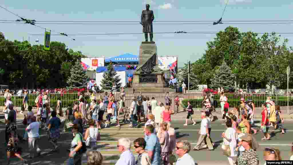 Парад военных оркестров проводят в Севастополе с 2009 года. До аннексии Крыма и Севастополя парад был составной частью фестиваля «Война и мир». На фестиваль приезжали военные оркестры из Франции, Германии, Турции, Алжира и Польши. В дни фестиваля военные оркестры играли на площадке у памятника «Матросу и солдату»