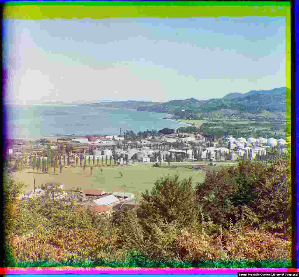 Резервуары для хранения нефти под палящим солнцем в Батуми. После того как в 1906 году был построен трубопровод – самый длинный в мире на тот момент, – экономика города стала активно расти. Нефтепровод протяженностью 885 километров соединил нефтяные месторождения в районе Баку, столицы Азербайджана, с портом Батуми. Танкеры с нефтью отправлялись из черноморского порта на западные рынки