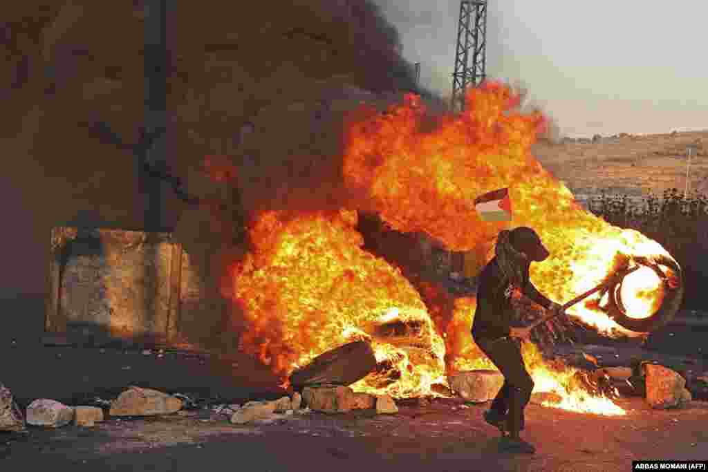 Палестино-ізраїльський конфлікт. Палестинські демонстранти підпалили шини під час акції протесту проти напруженості в Єрусалимі і бойових дій між Ізраїлем і угрупованням «Хамас». 17 травня 2021 року, Західний берег Йордану, неподалік від поселення Бейт-Ель поруч із містом Рамалла. (Фото ABBA)