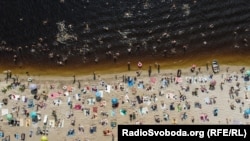 Спека в Києві, люди відпочивають на пляжі в Гідропарку, ілюстративне фото