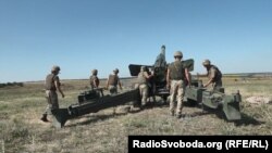 Ілюстраційне фото. Бійці 55-ї окремої артилерійської бригади ЗСУ показують, як запускається гармата «Гіацинт-Б» 