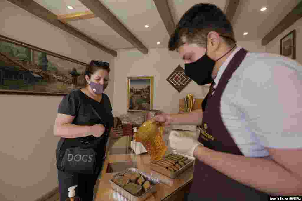 Жінка купує баклаву на Старому базарі в Сараєві, який походить із 15-го століття