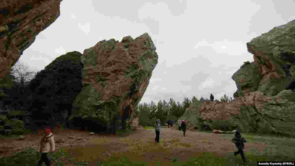 Расселина – это, по сути, природный котлован длиной около 200 и шириной 30-40 метров