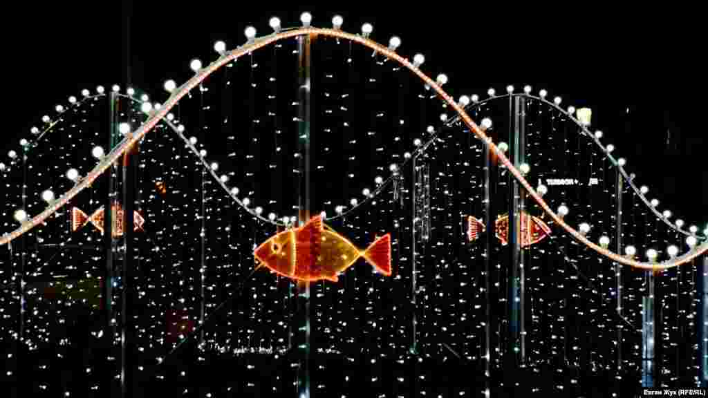 В волнах «плавают» золотые рыбки