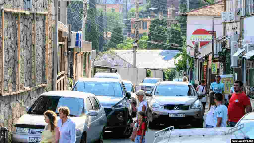 Улицы города заставлены автомобилями. Передвигаться здесь – тот еще квест