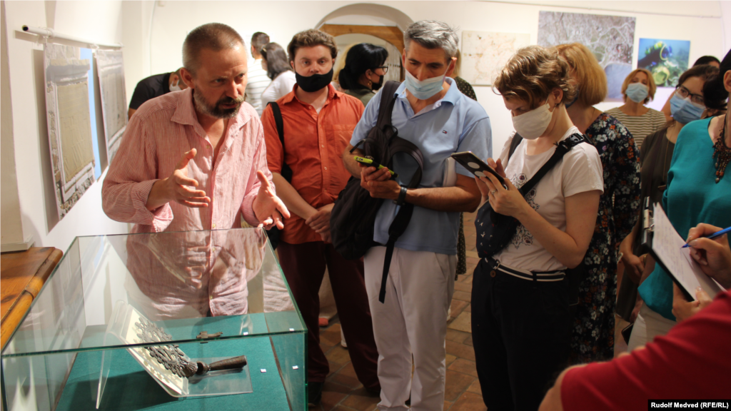 Александр Джанов рассказывает об истории генуэзских крепостей в Крыму. Известный исследователь крымских древностей и Судакской крепости, которая входит в состав Национального заповедника «София Киевская», Александр Джанов провел первую экскурсию для посетителей выставки  