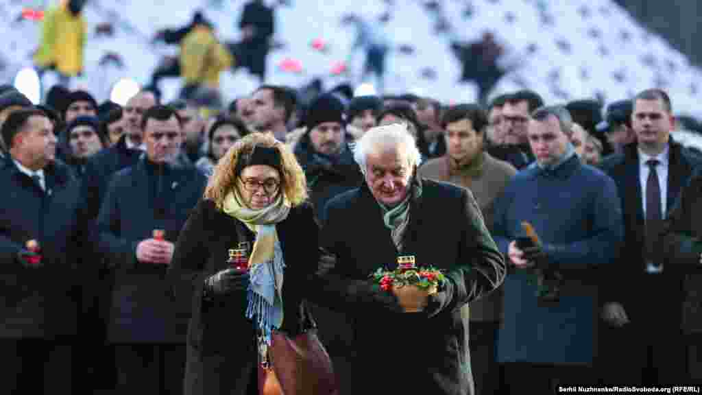 Свічку поставив і конгресу США Сандер Левін. «Сьогодні українці знову гинуть в результаті намагань Росії зруйнувати ідентичність та прагнення західних цінностей українського народу», мовиться у заяві Державного департаменту Сполучених Штатів, опублікованій посольством США в Україні