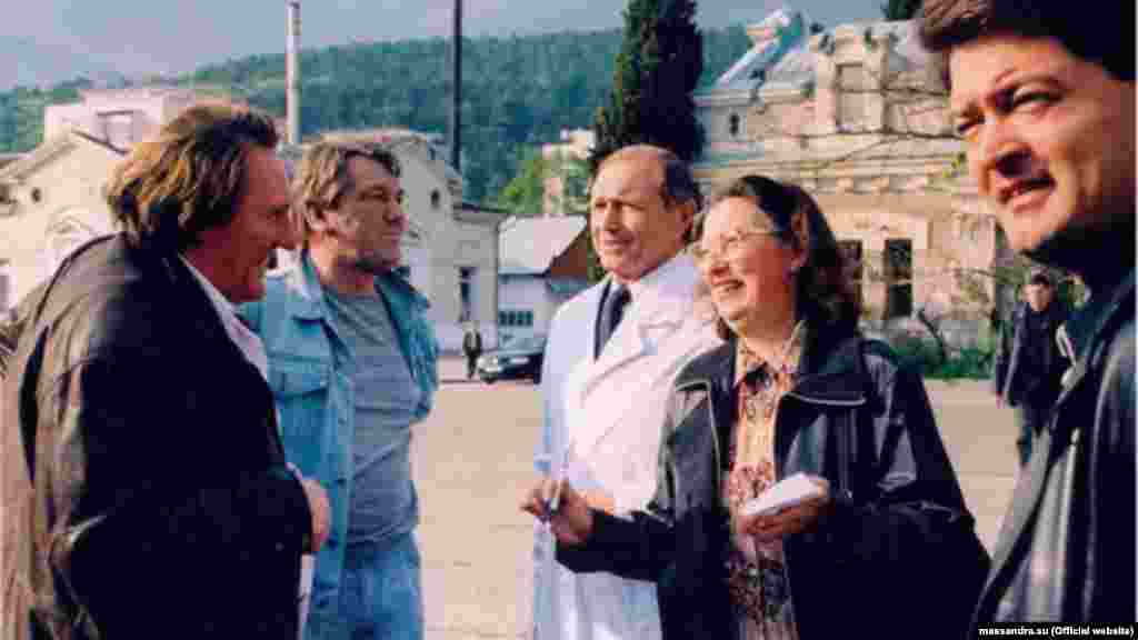 19 февраля 2015 года Следком возбудил уголовное дело против гендиректора «Массандры», Героя Украины Николая Бойко (на фото в центре). Его подозревали в «злоупотреблении полномочиями» и отстранили от должности. Бойко выехал на материковую часть Украины, в 2020 он дал интервью Крым.Реалии. Он рассказал, что ему было «очень тяжело расставаться» и что он «принципиально не пробует вино», которое производит «Массандра» сейчас