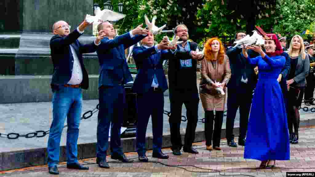 В конце акции собравшиеся прочли стихотворение Лилии Буджуровой «Когда мы вернемся» и выпустили в небо белых голубей