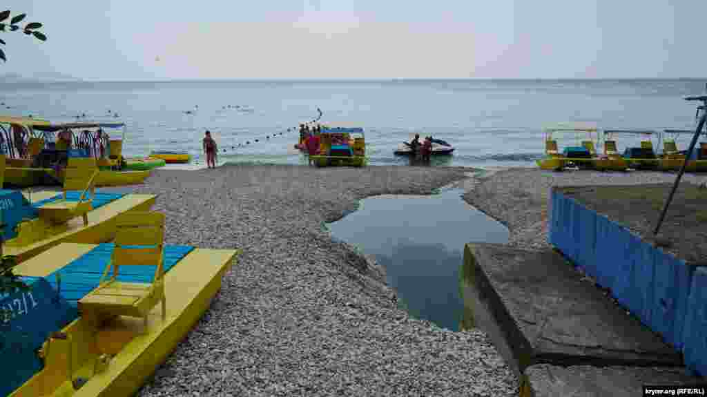 Хозяева коттеджей и домиков в частном секторе, сэкономив на оборудовании элементарного септика, сливают нечистоты в «ливневки». Оттуда у стоков прямой путь к морю