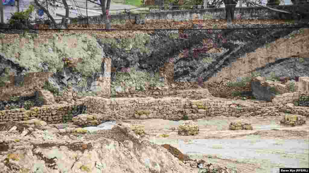 Во время земельных работ на территории бывшей перехватывающей парковки обнаружены следы античной керамической мастерской IV-III веков до нашей эры, а также рыночные ряды XIX века. Российские власти города приняли решение после окончания археологических раскопок переместить древние печи на территорию Херсонеса.  По словам севастопольского активиста Григория Донца, большинство объектов, имеющих научную ценность было уже уничтожено строителями. Причем уничтожение проходит на так называемом «нулевом этапе» – во время подготовки строительной площадки для последующих работ