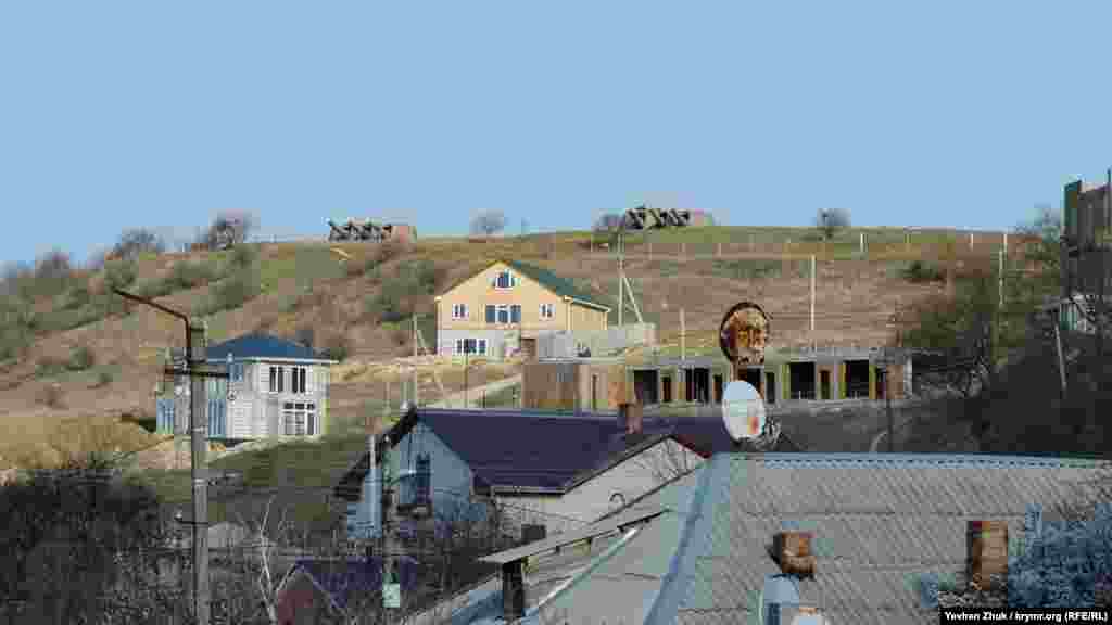 За время после развала СССР практически по всему периметру вокруг 30-й батареи образовались дачные кооперативы. Под застройку даже были выделены участки на территории самой батареи. В прошлом году разразился скандал – фундаменты начали закладывать прямо на месте захоронения воинов