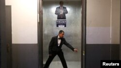 Працівник зачиняє двері вантажного ліфта у хмарочосі «Трамп-тауер» на Мангеттені в Нью-Йорку, літо 2016 року