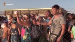 Журналисту на Чонгаре угрожали разбить камеру (видео) Журналисту на Чонгаре угрожали разбить камеру (видео)