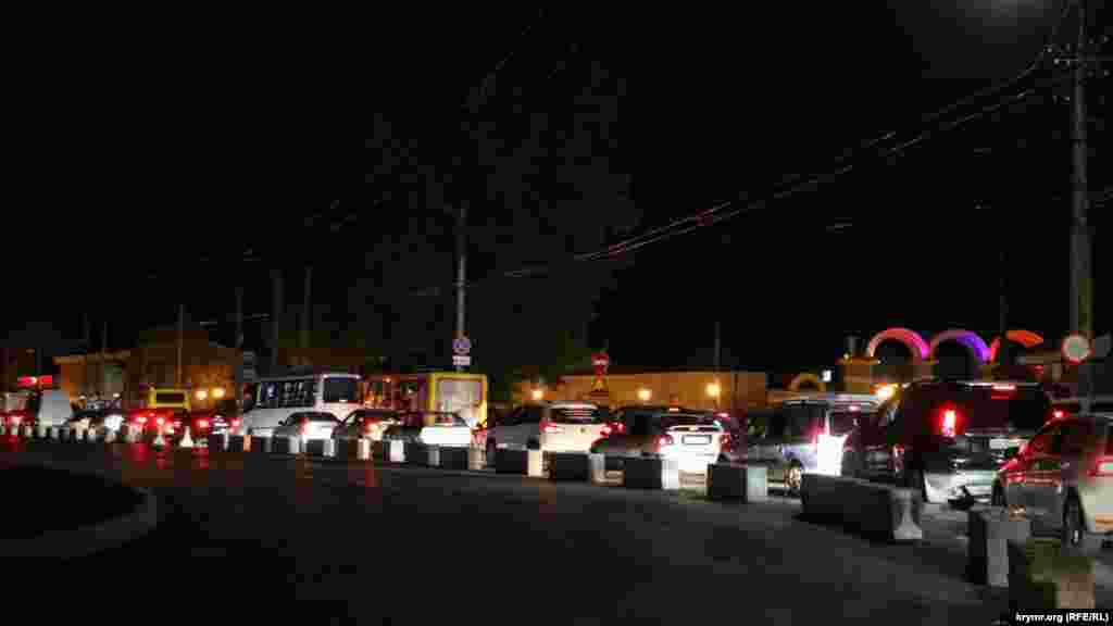 Десятый час вечера, а возле Центрального рынка все стоит. Все потому, что здесь идет ремонт дороги  