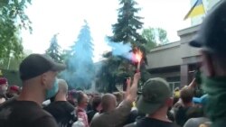 Сутички і затримання під Шевченківським судом, де обирають запобіжний захід Стерненку – відео Сутички і затримання під Шевченківським судом, де обирають запобіжний захід Стерненку – відео