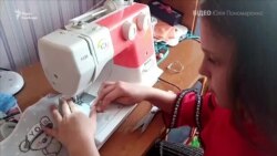 П'ятикласниця шиє маски для земляків П'ятикласниця шиє маски для земляків