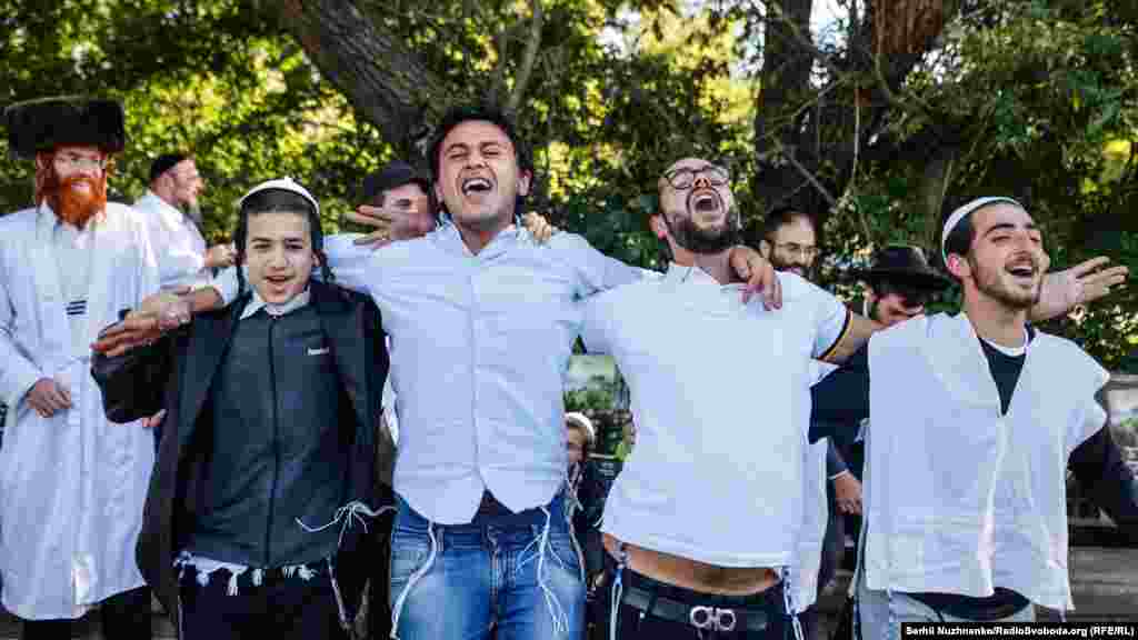 У свято Рош га-Шана юдеям не можна працювати (виняток робиться лише для приготування їжі, особливо солодких страв) – зате вони ходять у синагогу і моляться. Під заборону цього дня також потрапляє гірка їжа, кисла і гостра, не прийнято їсти горіхи