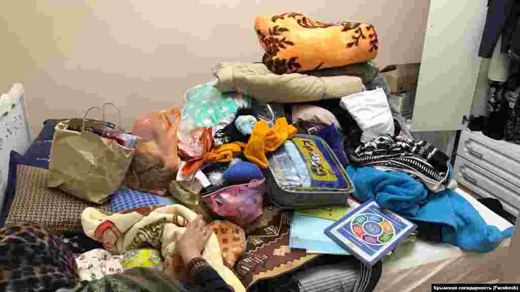 Активисты объединения «Крымская солидарность» сообщают, что в ходе обысков российские силовики «изымают телефоны и подбрасывают литературу»