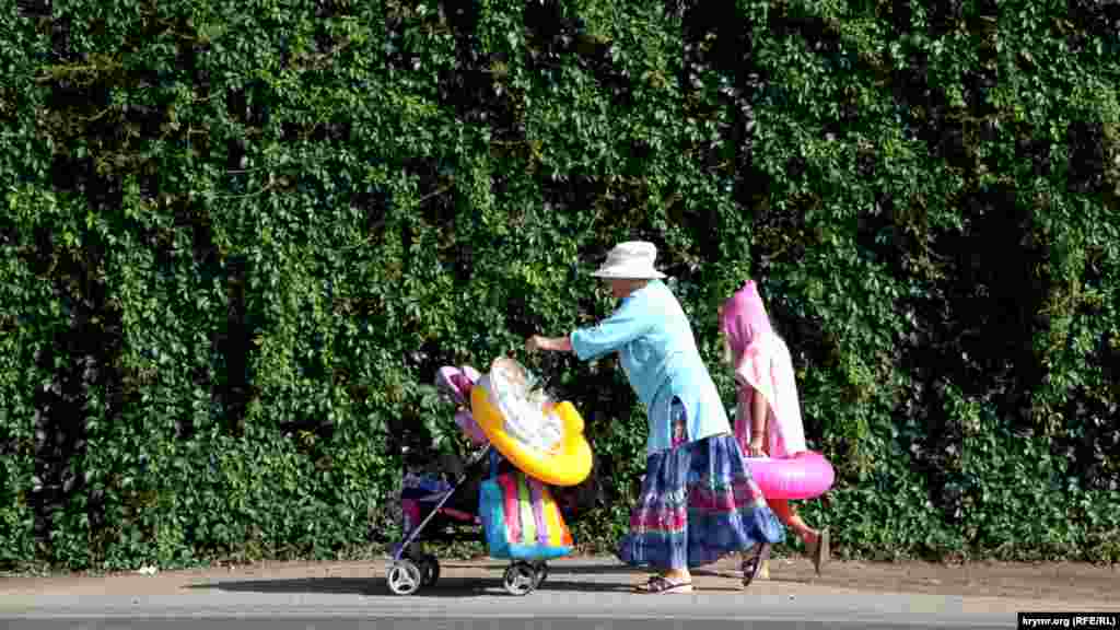 Отдых на «Золотом пляже» в Береговом, Феодосия, 19 августа 2017 года