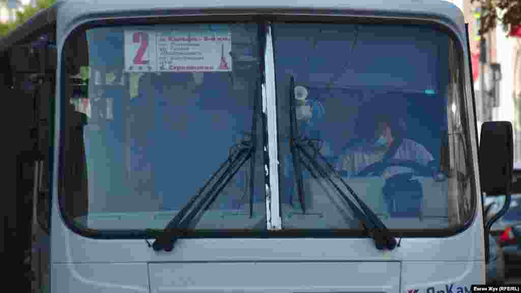 Водитель общественного транспорта «обозначил», что у него есть маска, однако в таком виде она совсем не защищает