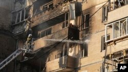 Vatrogasci gase požar nakon ruskog napada na Kijev 7. septembra.