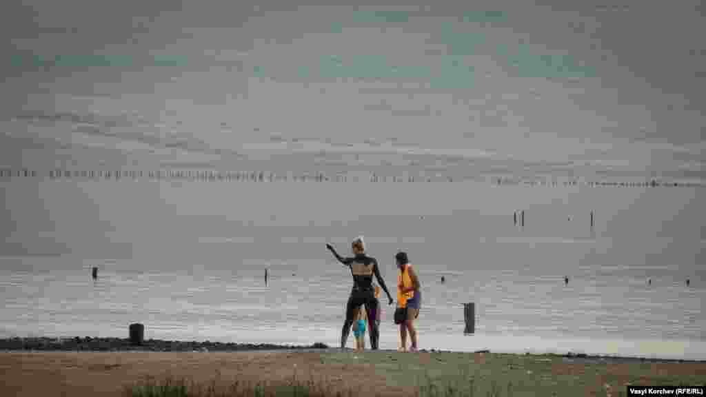 Именно лечебные грязи привлекают каждый год туристов: их покрытые черной грязью тела видны издалека на песчаной косе и у берегов соленого озера.  Но если жители Керченского полуострова используют ее, например, для согревания мышц или лечения суставов, то туристы считают своим долгом нанести ее на все тело, включая лицо, и с удовольствием фотографируются в таком экзотичном виде. Мажут грязью и детей, даже не задумываясь о том, что при длительном применении грязь из озера Чокрак может привести к ожогам кожи – как, например, если вовремя не снять со спины горчичники