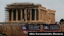 Плакати грецьких комуністів проти угоди на Акрополі, Афіни, 24 січня 2019 року