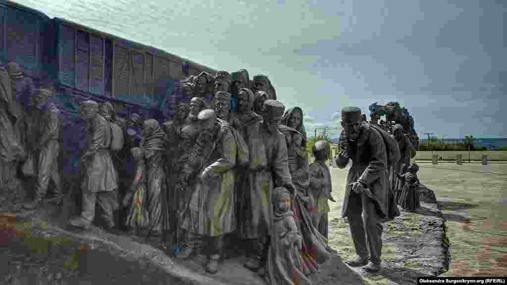 Автор этого памятника Салават Щербаков. Тот самый создатель памятника «Вежливым людям» в Симферополе