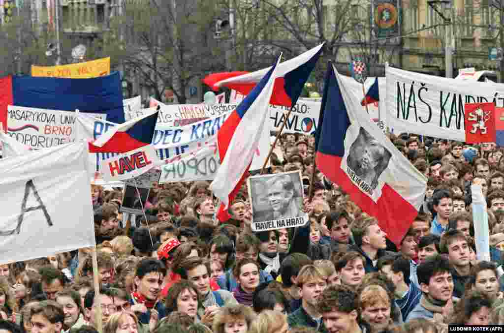 At a protest on Wenceslas Square on December 19, a banner reads "Havel na Hrad" (Havel to the Castle), a popular slogan in support of Havel becoming president. Huge crowds continued to gather after the communists backed down and agreed to free elections.  