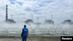 ატომური ენერგიის საერთაშორისო სააგენტოს ექსპერტი მონაწილეობს უკრაინის ზაპორიჟიეს ატომური ელექტროსადგურის ინსპექტირებაში, რომელიც რუსულმა ძალებმა 2022 წლის მარტში დაიკავეს.