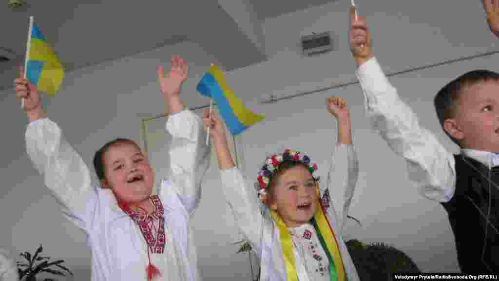 2013 год. Спустя год ученики украинской гимназии Симферополя организовали «Цепь единения Украины»