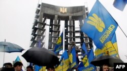 Львівські депутати обласної та міської рад сьогодні зібрались на позачергову сесію біля пам’ятника провідникові ОУН Степанові Бандері, 13 січня 2011 року