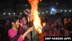 له سنده هندوې نجونې په مبینه ډول، د هولي جشن پر مهال تښتول شوې دي.