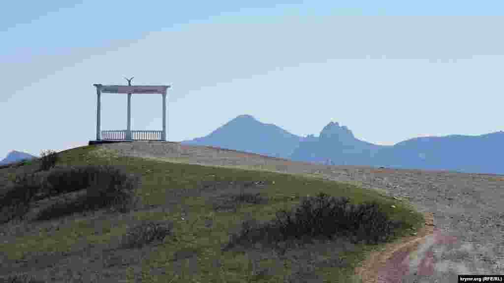 Здесь, под ротондой «Звездопад воспоминаний» на вершине горы Коклюк, дорожное строительство, согласно плану, должно завершиться 20 декабря 2020 года. Ротонду же в 1997 году построил коллектив акционерного общества «Старокрымский»