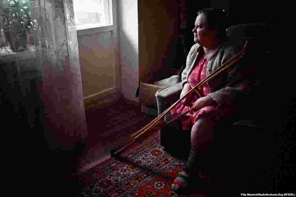 Наталії Кот ампутували ногу через діабет, останні 5 років вона залишається прив’язаною до своєї домівки. Система продуктових ваучерів від неурядових організації дозволяє Наталії обирати ті продукти, які їй необхідні