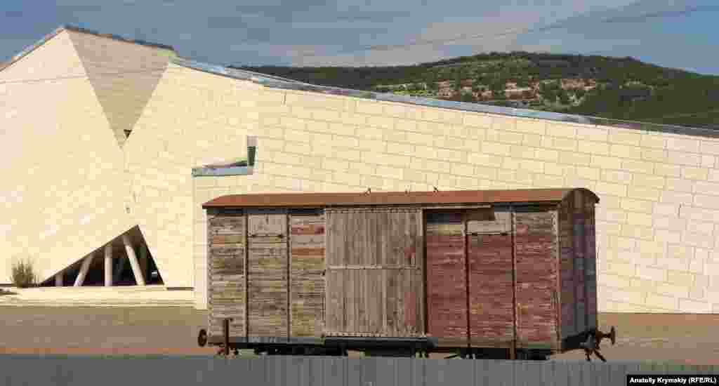 Именно отсюда советские власти насильно вывезли, по оценкам историков, более 70 тысяч представителей крымскотатарского народа. Что сейчас происходит на станции Сирень и как выглядит недостроенный мемориальный комплекс – смотрите в фотогалерее