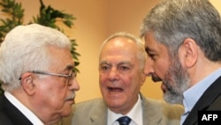 Palestinski predsjednik Mahmud Abas (L) razgovara sa vođom Hamasa Kaledom Mišalom u Kairu za vrijeme ceremonije potpisivanja sporazuma o pomirenju u Kairu, 4. maja 2011. godine