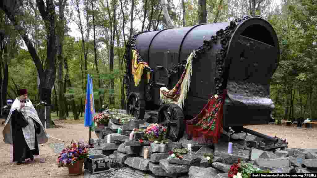 Священик освячує пам'ятник циганам, розстріляних у Бабином Яру