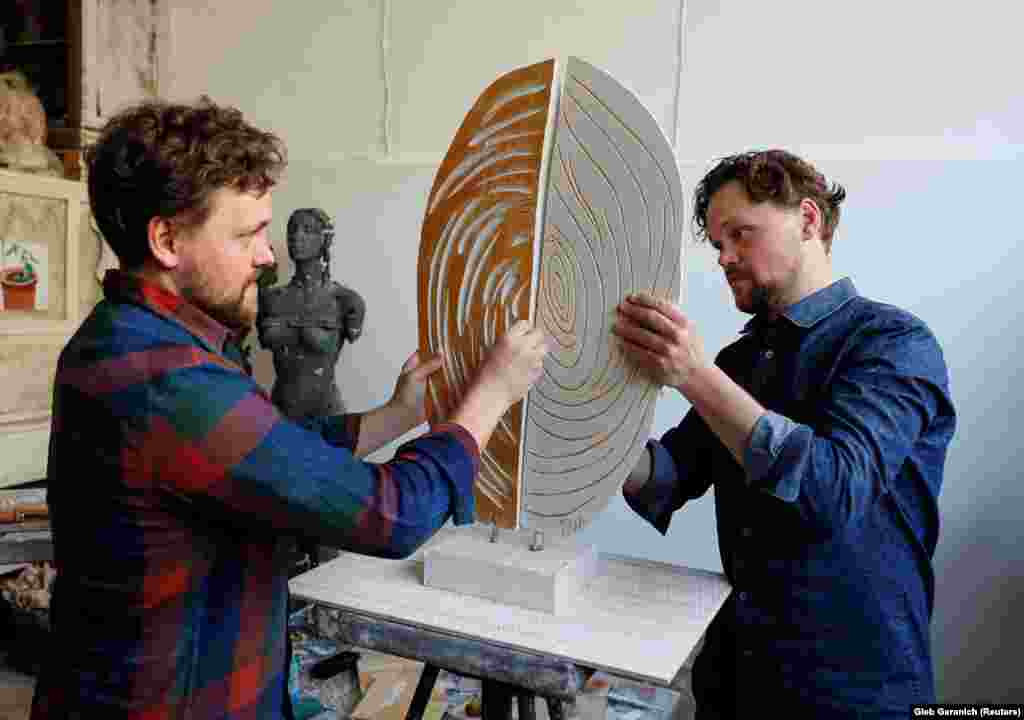 Братья Зигура демонстрируют свою работу под названием «Отпечаток» для своей онлайн-аудитории. Эта часть работы продана примерно за 500 долларов. Победитель аукциона прокомментировал для Reuters: «Очень здорово, когда украинские художники присоединяются к таким инициативам в такие тяжелые времена. И по этой причине я решил поддержать их»