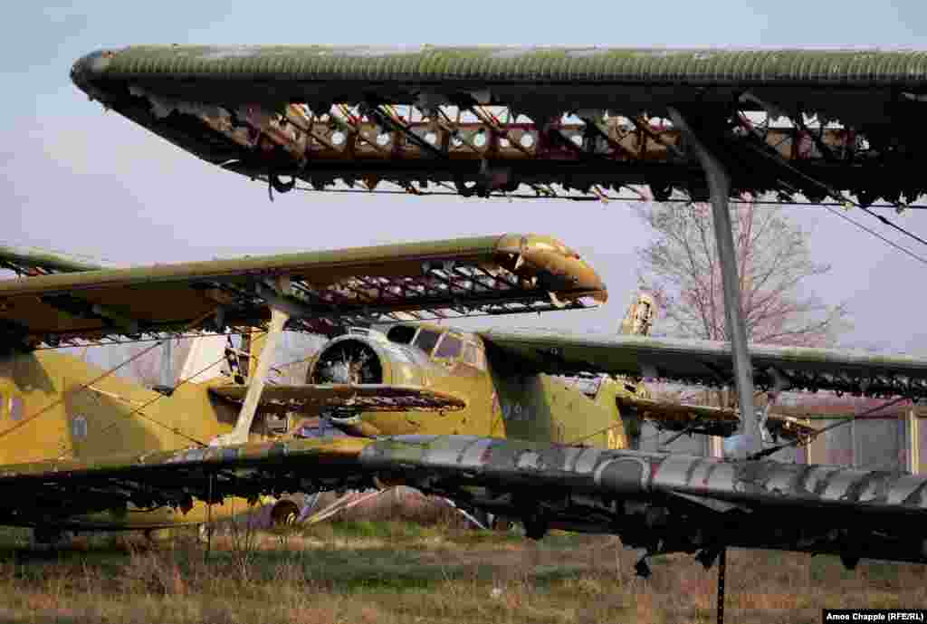 Але після розвалу Радянського Союзу забракло коштів на утримання летовища і понад 100 літаків, включно з цими літаками-біпланами «Антонов Ан-2»…